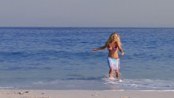 Belle blonde s'amusant dans la mer — Video