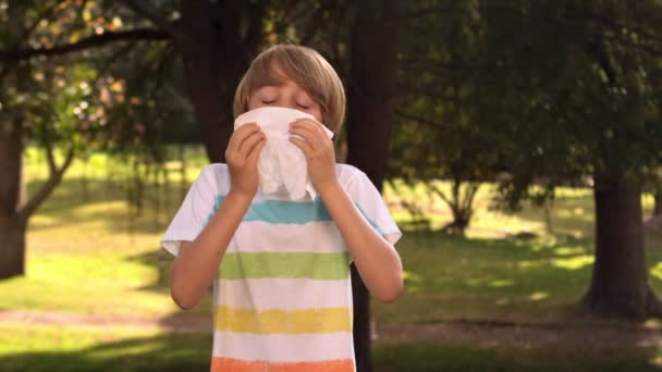 Pequeño niño sonándose la nariz — Vídeo de stock