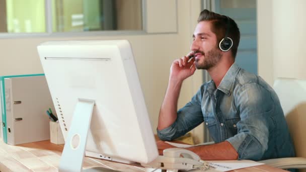 Empresario hablando con auriculares — Vídeo de stock