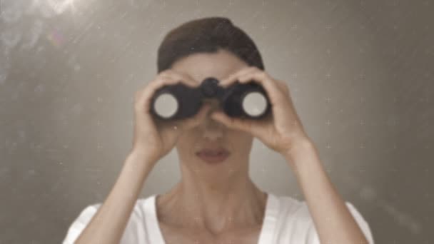 Geschäftsfrau blickt durch Fernglas — Stockvideo