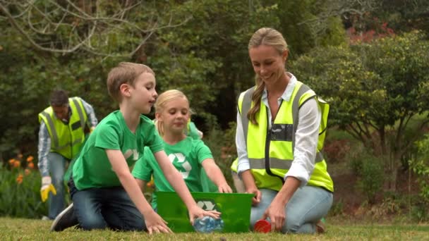 쓰레기를 수집 하는 행복 한 가족 — 비디오