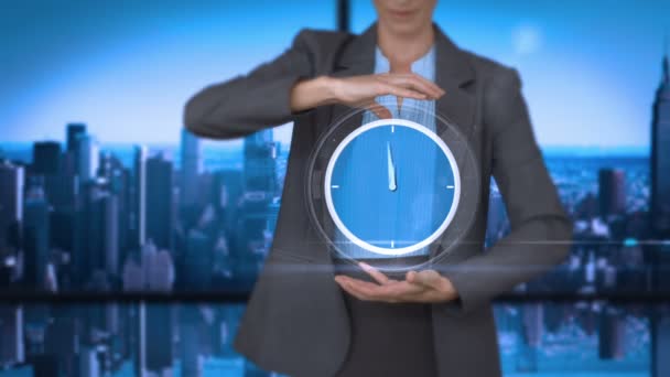 Mujer de negocios sosteniendo reloj despertador virtual — Vídeo de stock