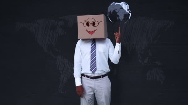 Επιχειρηματίας φορώντας χαμογελαστό πρόσωπο κουτί — Αρχείο Βίντεο