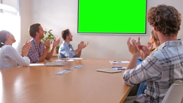 Team kijken naar groen scherm in office — Stockvideo