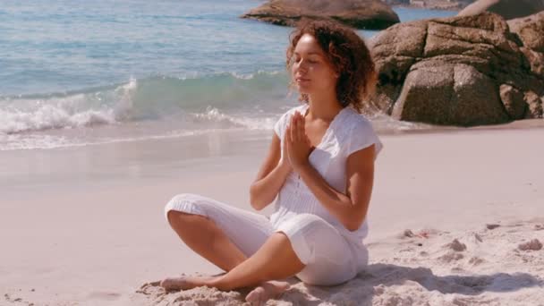Woman doing yoga beside the sea — Stock Video