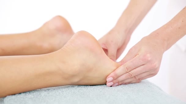 Physiothérapeute faisant massage des pieds — Video