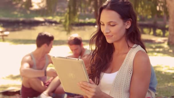 Mujer usando tableta con sus amigos — Vídeos de Stock