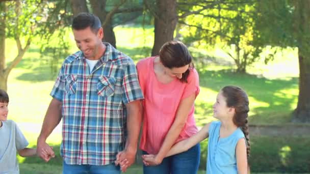 Щаслива сім'я в парку разом — стокове відео