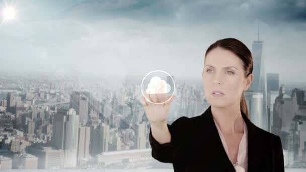 Mujer de negocios tocando interfaz futurista con la ciudad — Vídeo de stock