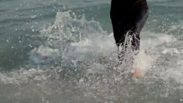 Feliz surfista corriendo fuera del mar — Vídeos de Stock