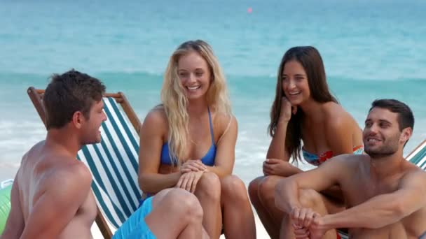 Grupo de amigos hablando juntos en la playa — Vídeo de stock