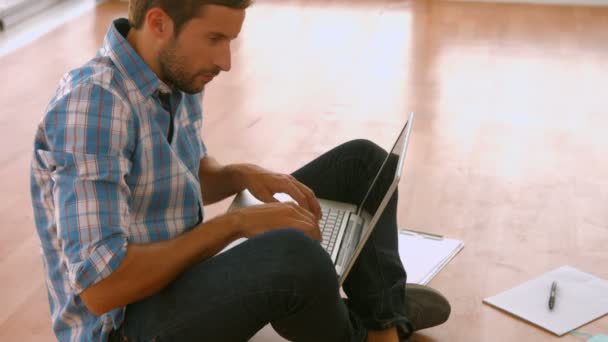 Студент, работающий на ноутбуке — стоковое видео