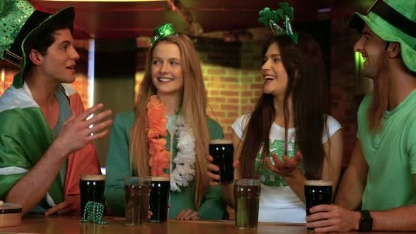 Feliz amigos celebrando st dia patricks — Vídeo de Stock