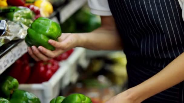 Mujer sosteniendo pimienta — Vídeos de Stock