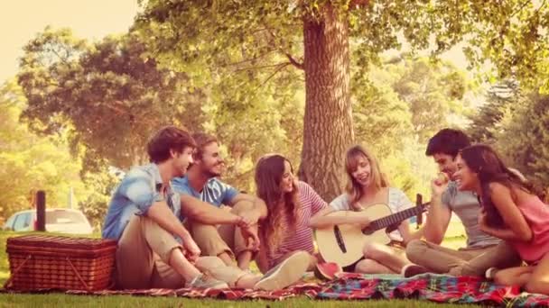 Amigos hablando juntos en el parque — Vídeo de stock