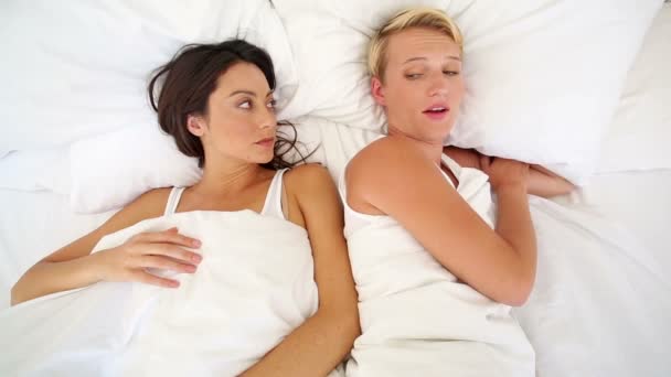 Couple lesbien ayant une dispute au lit — Video