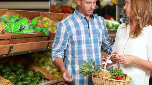 Shopping en couple à l'épicerie — Video