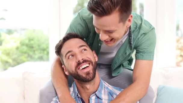 Gay coppia rilassante su il divano — Video Stock