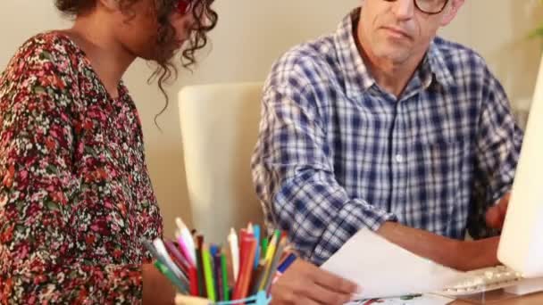 Trabalhadores de negócios discutindo no escritório — Vídeo de Stock