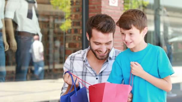 Padre e figlio al centro commerciale — Video Stock