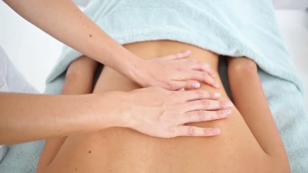 Femme recevant massage du dos — Video