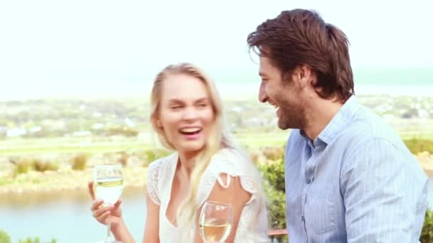 Casal rindo e bebendo vinho branco — Vídeo de Stock