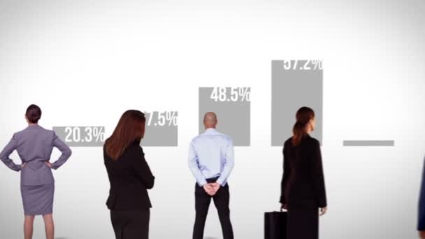 Equipe de negócios assistindo gráfico de sucesso — Vídeo de Stock