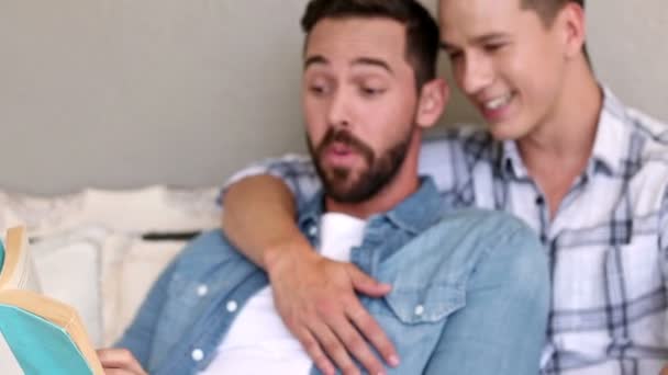 Pareja gay relajándose en el sofá — Vídeo de stock