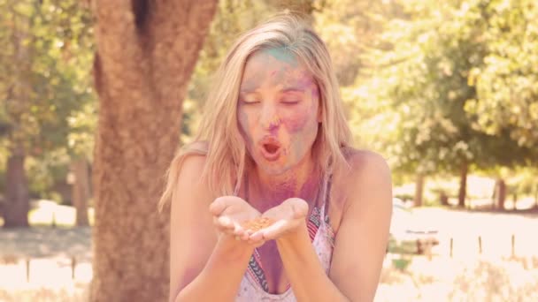Женщина развлекается с порошковой краской — стоковое видео