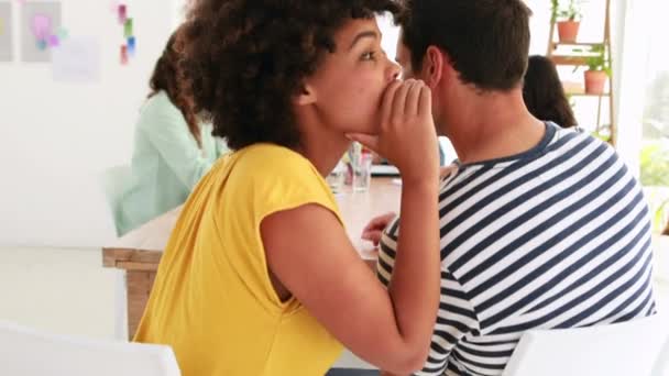 Lavoratori aziendali in chat durante la riunione — Video Stock