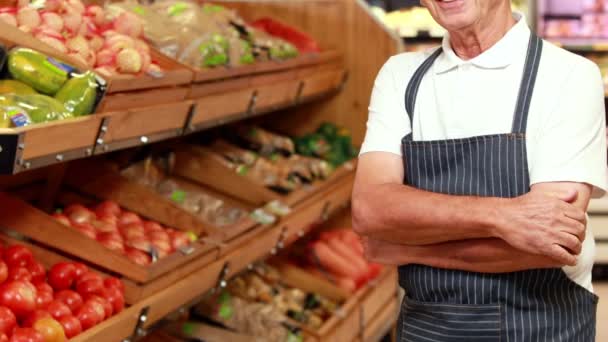 Trabajador senior en el supermercado — Vídeos de Stock