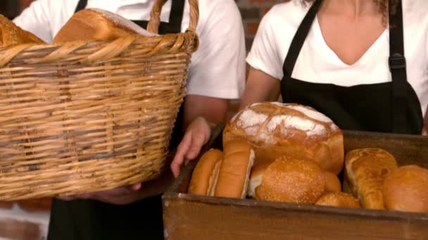 Cafe arbetare visar korgar bröd — Stockvideo