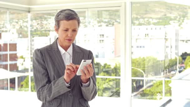 Mujer de negocios preocupada usando su teléfono inteligente — Vídeos de Stock