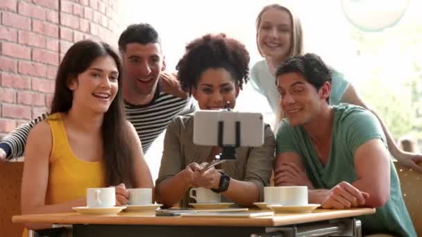 Estudiantes universitarios tomando selfie en la cafetería del campus — Vídeos de Stock