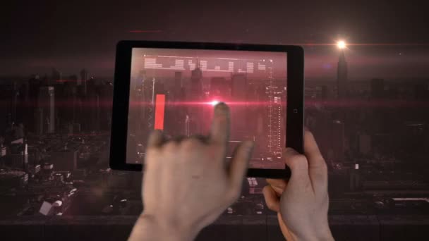 Een nieuwe Tablet PC-interface wordt gebruikt in een grote stad — Stockvideo