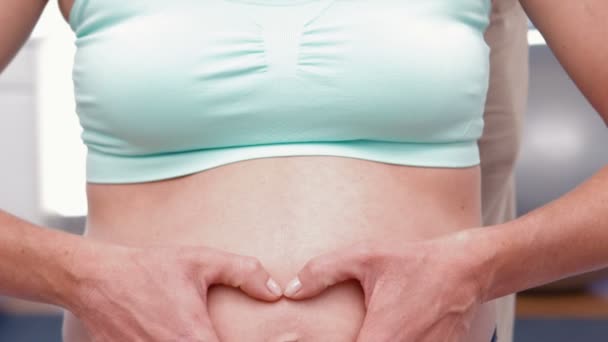 Gravid kvinna att få en massage — Stockvideo