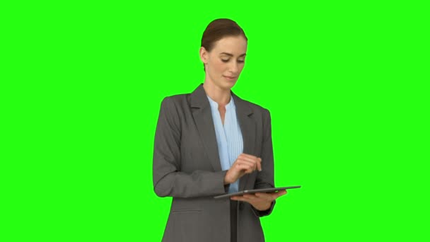 Femme d'affaires utilisant sa tablette pc — Video