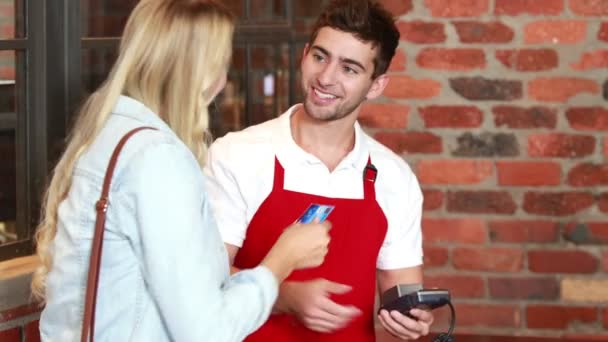 Client souriant payant par carte de crédit — Video