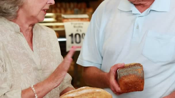 Paar beim Einkaufen im Lebensmittelgeschäft — Stockvideo