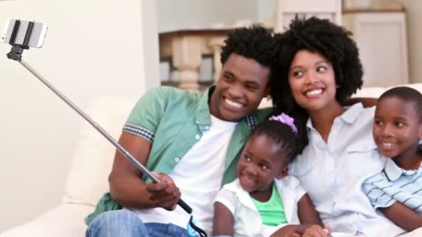 Família feliz tomando uma selfie — Vídeo de Stock