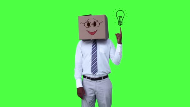 Анонимный бизнесмен с коробкой на голове — стоковое видео