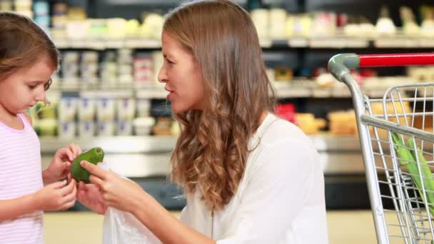 Madre e hija eligiendo pimienta — Vídeos de Stock