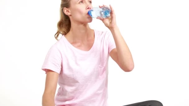 Smiling athletic woman drinking water — Stock Video