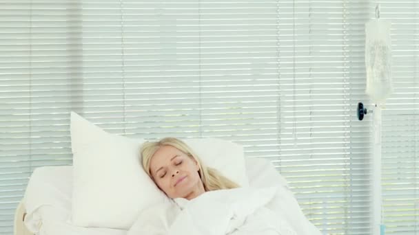 Patient sleeping on medical bed — Stock Video