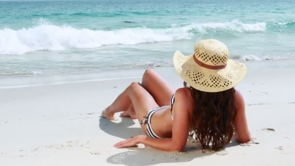 Pretty brunette looking at the ocean — Stock Video