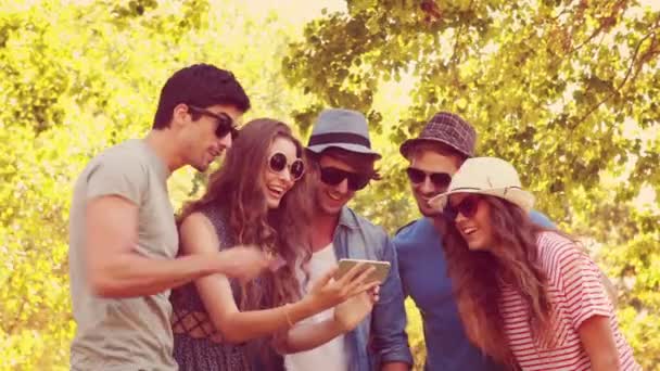 Amigos assistindo fotos em um smartphone — Vídeo de Stock