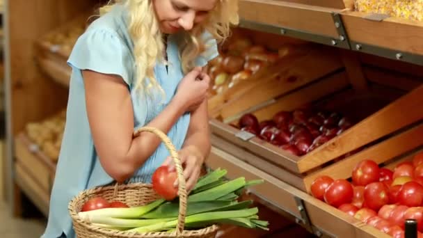 Bonita rubia comprando verduras — Vídeo de stock