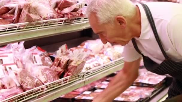 Trabajador media nevera en el supermercado — Vídeo de stock