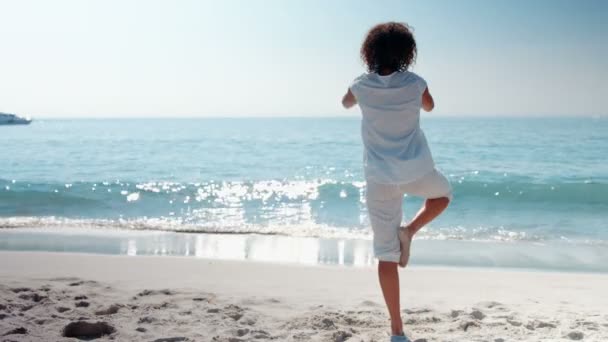 Vista de desgaste de la mujer haciendo yoga — Vídeos de Stock