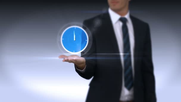 Бізнесмен тримає віртуальний годинник — стокове відео